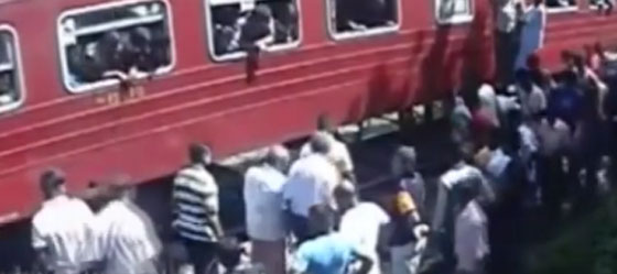 فيديو مروع.. انتحار شاب بالقاء نفسه على سكة القطار وانشطاره نصفين صورة رقم 2 فيديو مروع.. انتحار شاب بالقاء نفسه على سكة القطار وانشطاره نصفين صورة رقم 2