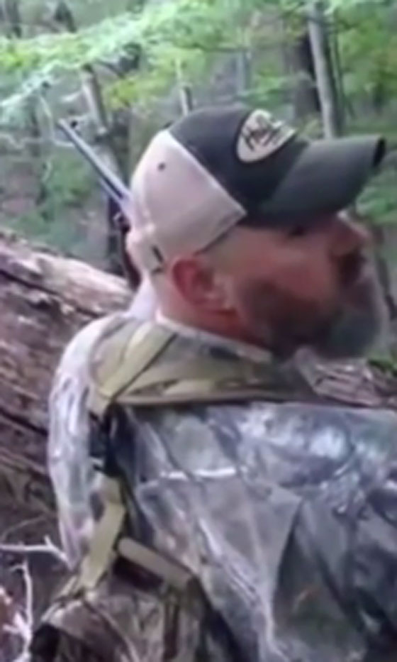 دب ينهض من الموت بعد ضربه بالرصاص ويهاجم صيادا.. فيديو صورة رقم 1 دب ينهض من الموت بعد ضربه بالرصاص ويهاجم صيادا.. فيديو صورة رقم 1