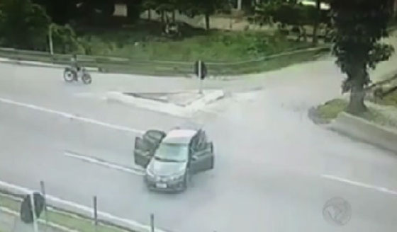 فيديو مثير.. عملية سطو مسلح على سائق سيارة في وضح النهار صورة رقم 2 فيديو مثير.. عملية سطو مسلح على سائق سيارة في وضح النهار صورة رقم 2