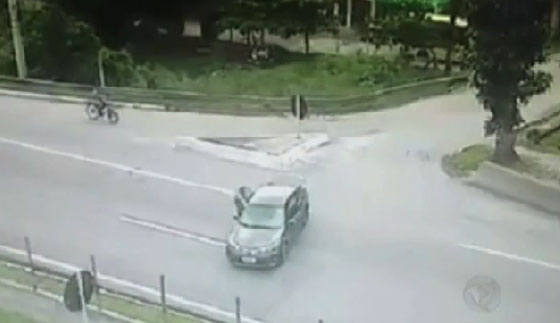 فيديو مثير.. عملية سطو مسلح على سائق سيارة في وضح النهار صورة رقم 1 فيديو مثير.. عملية سطو مسلح على سائق سيارة في وضح النهار صورة رقم 1