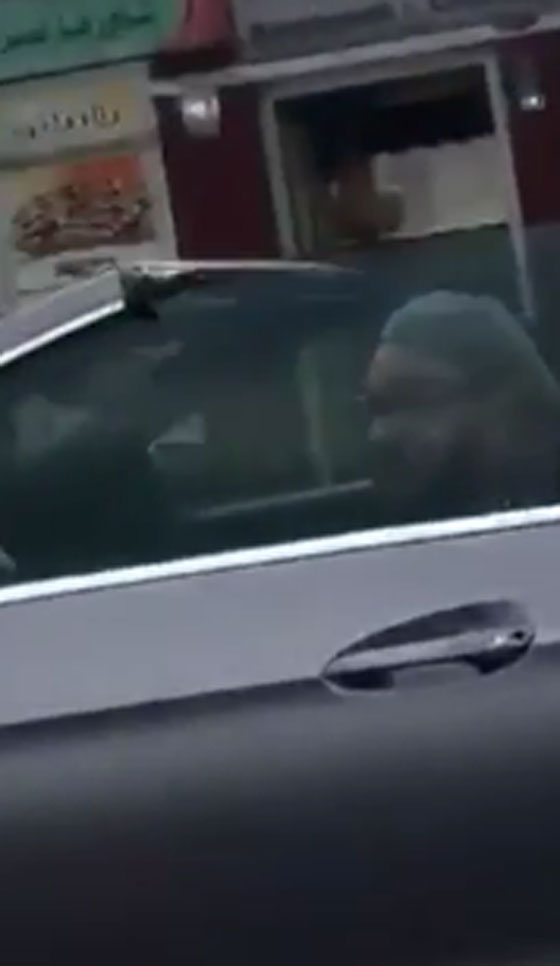 شاب يطارد سيارة ملك المغرب ويحظى بتحية منه.. فيديو صورة رقم 2 شاب يطارد سيارة ملك المغرب ويحظى بتحية منه.. فيديو صورة رقم 2