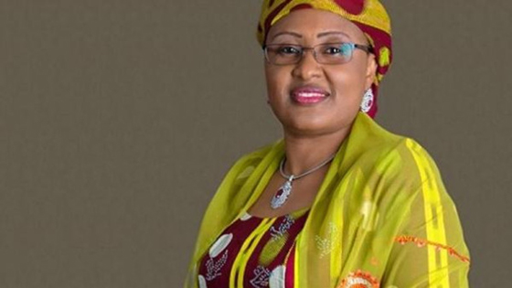 سيدة نيجيريا الأولى تهاجم زوجها علناً وهو يقول: مكانها المطبخ! صورة رقم 2 سيدة نيجيريا الأولى تهاجم زوجها علناً وهو يقول: مكانها المطبخ! صورة رقم 2