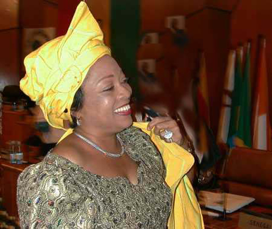 سيدة نيجيريا الأولى تهاجم زوجها علناً وهو يقول: مكانها المطبخ! صورة رقم 3 سيدة نيجيريا الأولى تهاجم زوجها علناً وهو يقول: مكانها المطبخ! صورة رقم 3