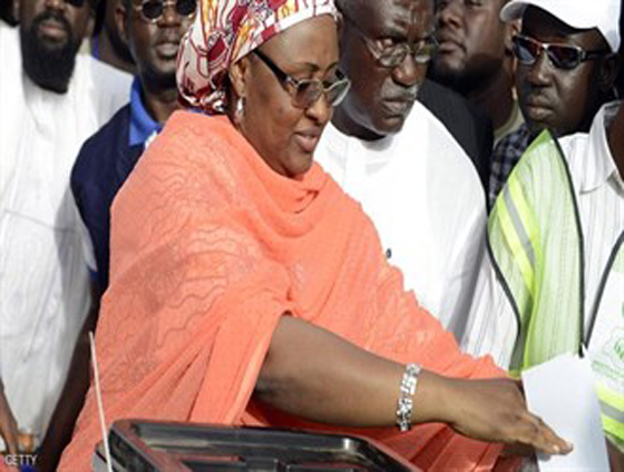 سيدة نيجيريا الأولى تهاجم زوجها علناً وهو يقول: مكانها المطبخ! صورة رقم 4 سيدة نيجيريا الأولى تهاجم زوجها علناً وهو يقول: مكانها المطبخ! صورة رقم 4