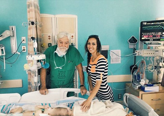 صور عملية جراحية نادرة لفصل توأم ملتصق من الرأس صورة رقم 4 صور عملية جراحية نادرة لفصل توأم ملتصق من الرأس صورة رقم 4