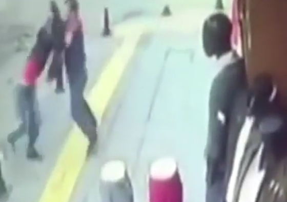 فيديو جريمة قتل دامية في اسطنبول: يقتل طليقته طعناً! صورة رقم 1 فيديو جريمة قتل دامية في اسطنبول: يقتل طليقته طعناً! صورة رقم 1