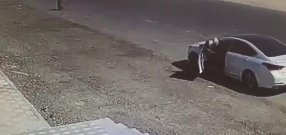 افشل لص حاول سرقة عدة محلات تجارية لكنه عاد خائبا.. فيديو صورة رقم 2 افشل لص حاول سرقة عدة محلات تجارية لكنه عاد خائبا.. فيديو صورة رقم 2