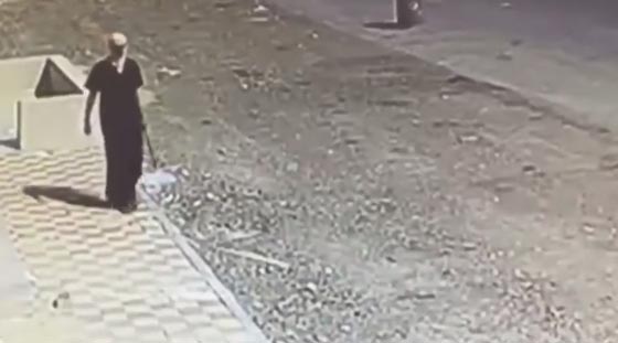 افشل لص حاول سرقة عدة محلات تجارية لكنه عاد خائبا.. فيديو صورة رقم 1 افشل لص حاول سرقة عدة محلات تجارية لكنه عاد خائبا.. فيديو صورة رقم 1