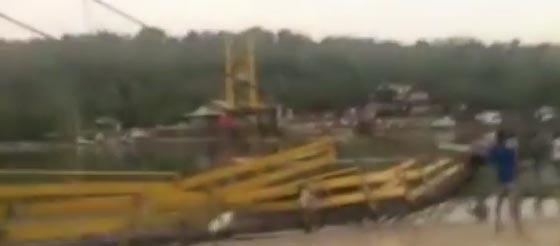 مقتل واصابة العشرات في انهيار جسر معلق في منتج باندونيسيا صورة رقم 1