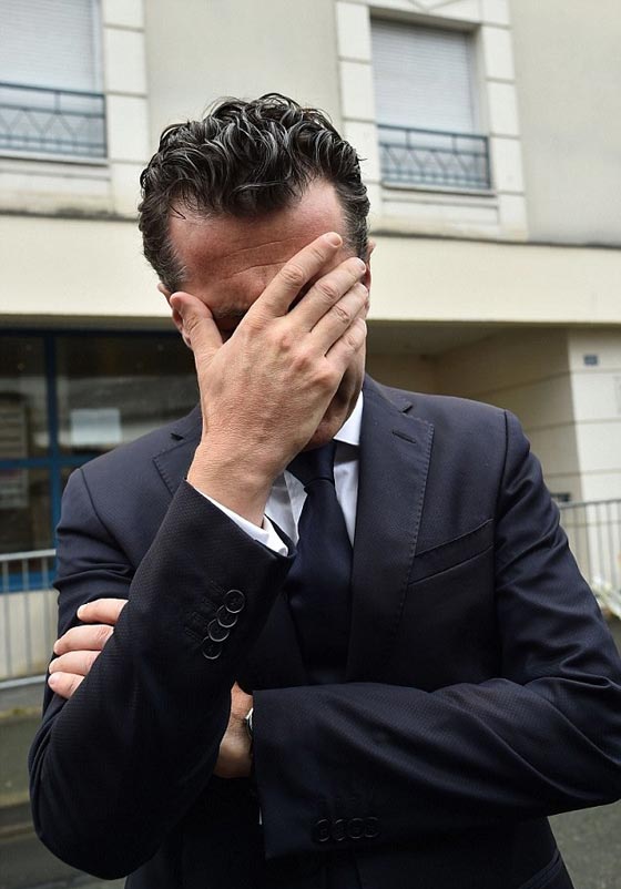 عمدة مدينة فرنسية ينفجر بالبكاء حزنا على ضحايا انهيار شرفة مبنى صورة رقم 1 عمدة مدينة فرنسية ينفجر بالبكاء حزنا على ضحايا انهيار شرفة مبنى صورة رقم 1