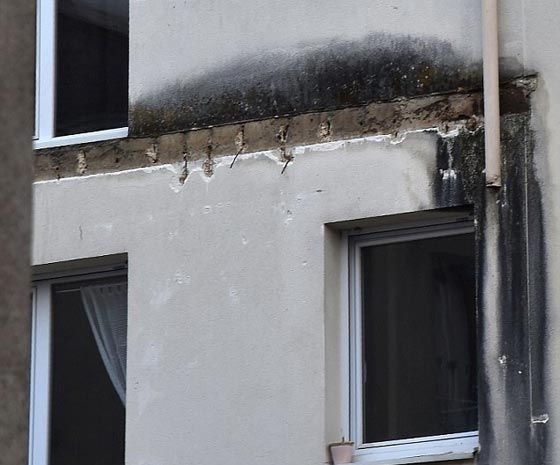 عمدة مدينة فرنسية ينفجر بالبكاء حزنا على ضحايا انهيار شرفة مبنى صورة رقم 2 عمدة مدينة فرنسية ينفجر بالبكاء حزنا على ضحايا انهيار شرفة مبنى صورة رقم 2