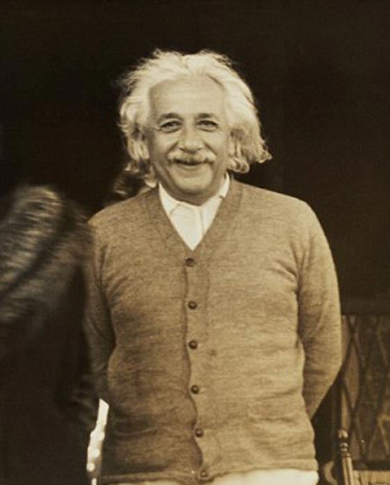 هكذا يبتسم اينشتاين.. وهذه قصة الصورة التي يظهر فيها مادا لسانه! صورة رقم 2 هكذا يبتسم اينشتاين.. وهذه قصة الصورة التي يظهر فيها مادا لسانه! صورة رقم 2