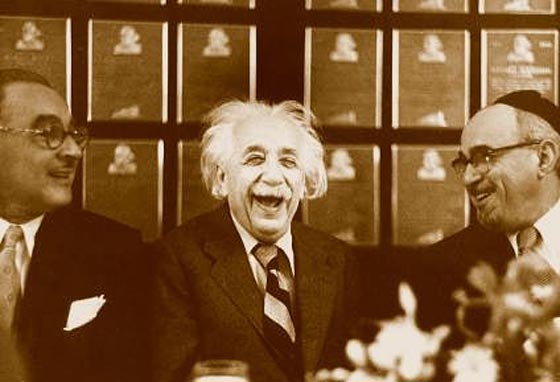 هكذا يبتسم اينشتاين.. وهذه قصة الصورة التي يظهر فيها مادا لسانه! صورة رقم 4 هكذا يبتسم اينشتاين.. وهذه قصة الصورة التي يظهر فيها مادا لسانه! صورة رقم 4