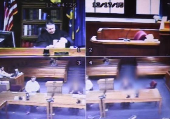 قاضي محكمة يخلع ثوبه ويعتقل مدعى عليه رفض تنفيذ اوامره.. فيديو صورة رقم 1