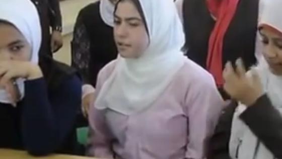 طالبة تبهر رواد مواقع التواصل الاجتماعي بصوت واداء نادرين.. فيديو صورة رقم 2