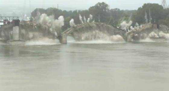 فيديو.. لحظة تفجير جسر قديم لتجميل مدينة في أركنساس الأمريكية صورة رقم 1