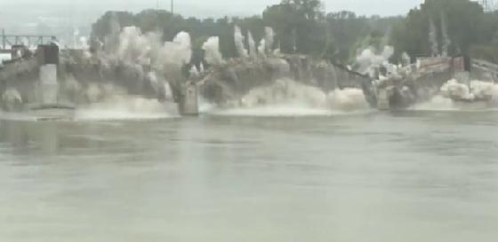 فيديو.. لحظة تفجير جسر قديم لتجميل مدينة في أركنساس الأمريكية صورة رقم 2