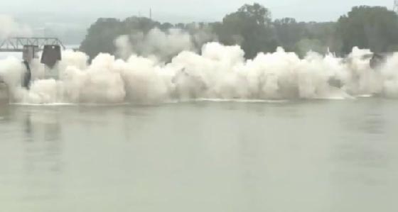 فيديو.. لحظة تفجير جسر قديم لتجميل مدينة في أركنساس الأمريكية صورة رقم 3