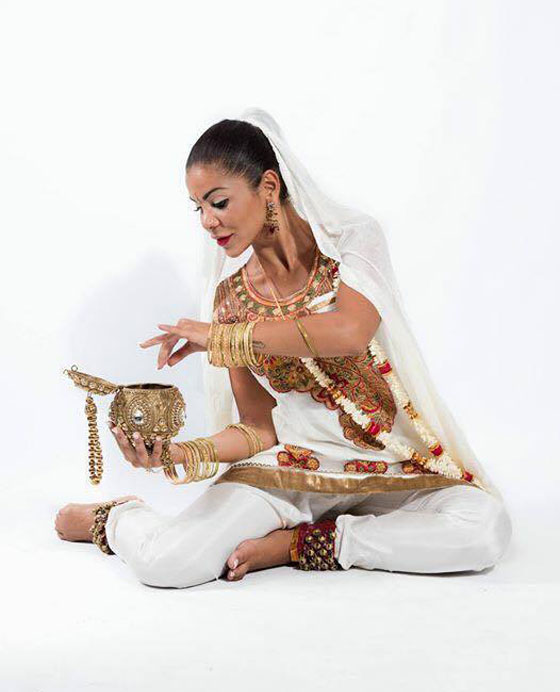 تحرش امام الملايين.. صحفي يسطو على صدر راقصة عراقية محاولا تقبيله صورة رقم 14