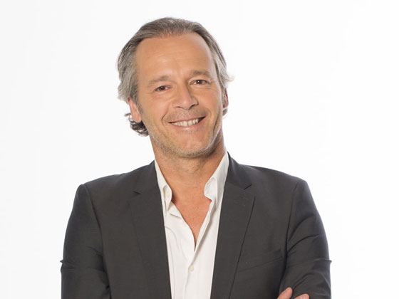 تحرش امام الملايين.. صحفي يسطو على صدر راقصة عراقية محاولا تقبيله صورة رقم 7