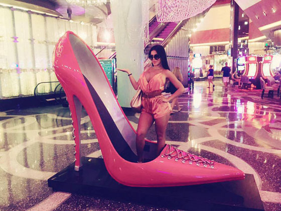 تحرش امام الملايين.. صحفي يسطو على صدر راقصة عراقية محاولا تقبيله صورة رقم 12