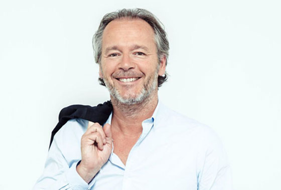 تحرش امام الملايين.. صحفي يسطو على صدر راقصة عراقية محاولا تقبيله صورة رقم 8