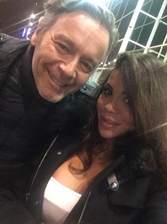 تحرش امام الملايين.. صحفي يسطو على صدر راقصة عراقية محاولا تقبيله صورة رقم 4