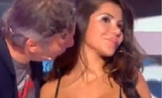 تحرش امام الملايين.. صحفي يسطو على صدر راقصة عراقية محاولا تقبيله صورة رقم 2