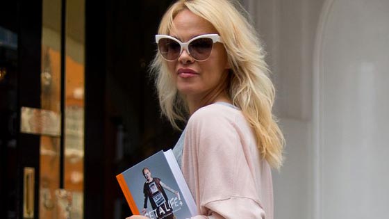 النجمة باميلا اندرسون حملت ساندويشا مسمما لصاحب فضائح ويكيليكس صورة رقم 5 النجمة باميلا اندرسون حملت ساندويشا مسمما لصاحب فضائح ويكيليكس صورة رقم 5