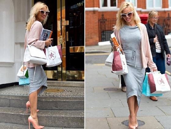 النجمة باميلا اندرسون حملت ساندويشا مسمما لصاحب فضائح ويكيليكس صورة رقم 6 النجمة باميلا اندرسون حملت ساندويشا مسمما لصاحب فضائح ويكيليكس صورة رقم 6