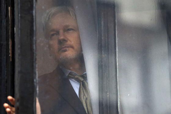 النجمة باميلا اندرسون حملت ساندويشا مسمما لصاحب فضائح ويكيليكس صورة رقم 7 النجمة باميلا اندرسون حملت ساندويشا مسمما لصاحب فضائح ويكيليكس صورة رقم 7