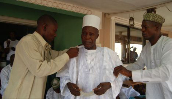 سوبر تعدد الزوجات.. نيجيري متزوج من 100 امرأة ينفي خبر وفاته صورة رقم 4