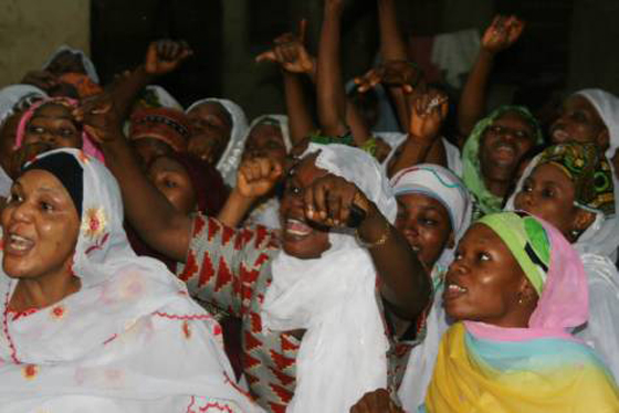 سوبر تعدد الزوجات.. نيجيري متزوج من 100 امرأة ينفي خبر وفاته صورة رقم 2