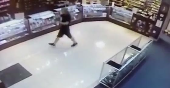 صاحبة متجر تفاجئ لصا بمسدس فماذا كان رد فعله؟ شاهد فيديو صورة رقم 1