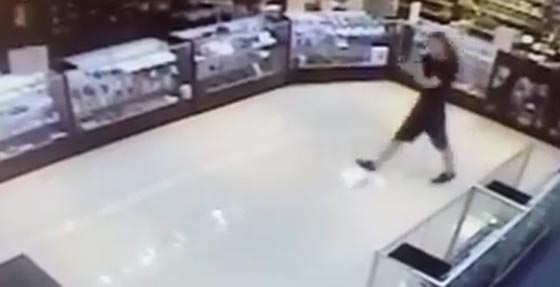 صاحبة متجر تفاجئ لصا بمسدس فماذا كان رد فعله؟ شاهد فيديو صورة رقم 2