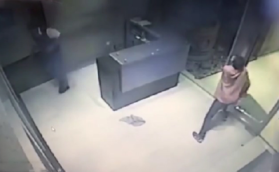  فيديو صادم: ينجو من الموت باعجوبة قبل انهيار سقف زجاجي على رأسه! صورة رقم 1