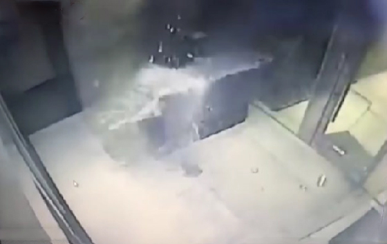  فيديو صادم: ينجو من الموت باعجوبة قبل انهيار سقف زجاجي على رأسه! صورة رقم 2