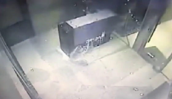  فيديو صادم: ينجو من الموت باعجوبة قبل انهيار سقف زجاجي على رأسه! صورة رقم 3