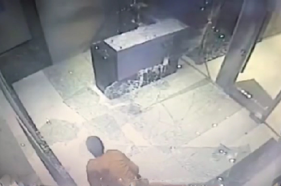  فيديو صادم: ينجو من الموت باعجوبة قبل انهيار سقف زجاجي على رأسه! صورة رقم 4