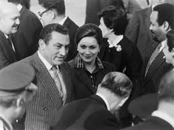 سوزان مبارك: طلبت الطلاق من مبارك ،هددت ممرضته وانتقمت من فنانة! صورة رقم 4