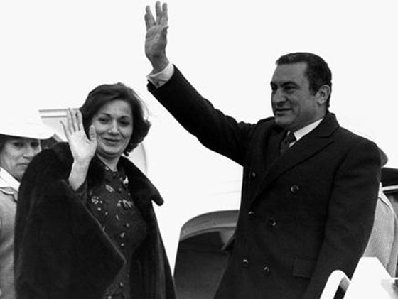 سوزان مبارك: طلبت الطلاق من مبارك ،هددت ممرضته وانتقمت من فنانة! صورة رقم 2