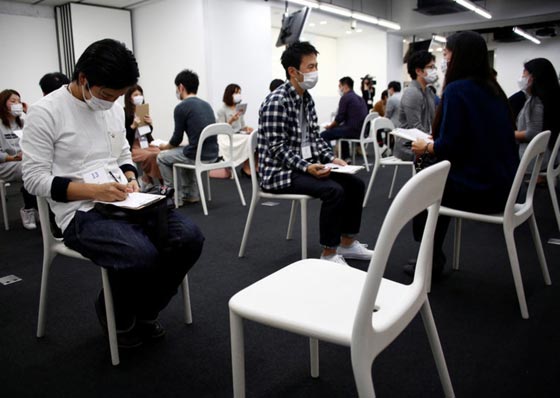 فيديو وصور غريبة: يابانيون برتدون كمامات طبية في لقاءات التعارف للزواج! صورة رقم 2 فيديو وصور غريبة: يابانيون برتدون كمامات طبية في لقاءات التعارف للزواج! صورة رقم 2