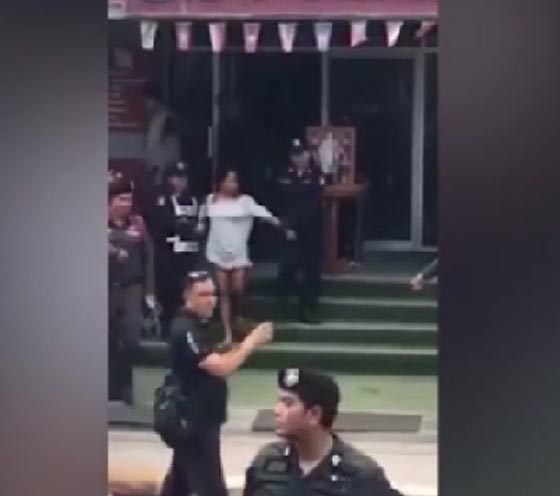 شرطة تايلاند تجبر امرأة على السجود لصورة الملك الراحل لأنها اهانته! صورة رقم 2 شرطة تايلاند تجبر امرأة على السجود لصورة الملك الراحل لأنها اهانته! صورة رقم 2