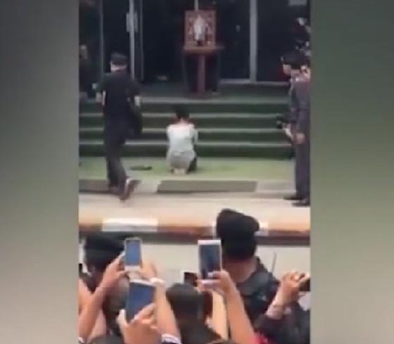 شرطة تايلاند تجبر امرأة على السجود لصورة الملك الراحل لأنها اهانته! صورة رقم 3 شرطة تايلاند تجبر امرأة على السجود لصورة الملك الراحل لأنها اهانته! صورة رقم 3