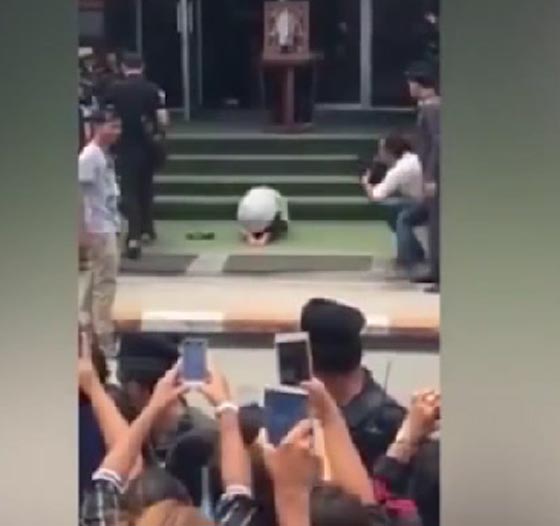 شرطة تايلاند تجبر امرأة على السجود لصورة الملك الراحل لأنها اهانته! صورة رقم 4 شرطة تايلاند تجبر امرأة على السجود لصورة الملك الراحل لأنها اهانته! صورة رقم 4