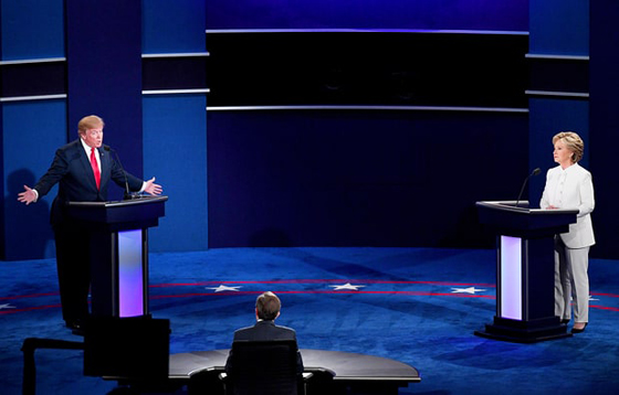 المناظرة الأخيرة بين ترامب وكلينتون تمر بدون مصافحة صورة رقم 4 المناظرة الأخيرة بين ترامب وكلينتون تمر بدون مصافحة صورة رقم 4