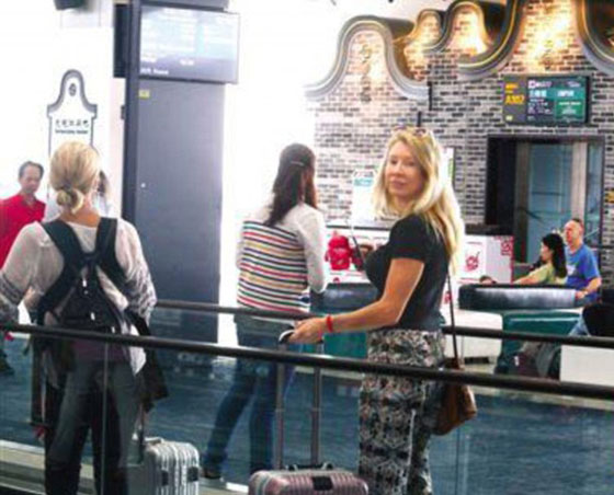 ممرات وطوابير خاصة (للرجال فقط) احتراما لهم  في مطار صيني صورة رقم 3