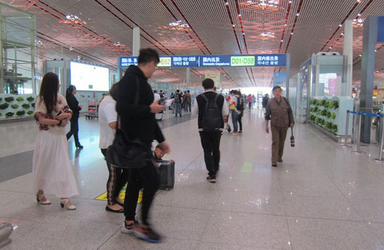 ممرات وطوابير خاصة (للرجال فقط) احتراما لهم  في مطار صيني صورة رقم 5