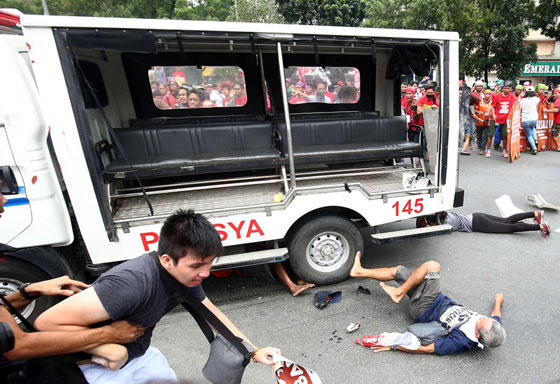  فيديو عنيف: سيارة شرطة في الفلبين تدهس متظاهرين وتصعد فوقهم!   صورة رقم 3