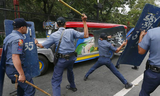  فيديو عنيف: سيارة شرطة في الفلبين تدهس متظاهرين وتصعد فوقهم!   صورة رقم 6